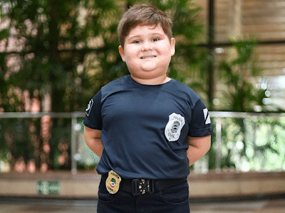 Aos 4 anos, Gustavo se sente policial e ganha ensaio fofo com a mãe