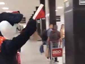 Nem a timidez da filha impede mãe de aparecer de Minnie no aeroporto