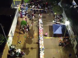 Vizinhos fazem Festa Junina de rua com direito a barraca da fofoca 