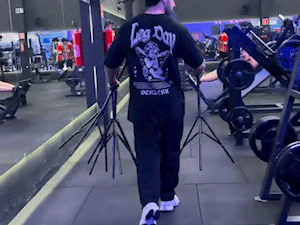 Com tanta gente filmando treino, tripé virou aparelho em academia