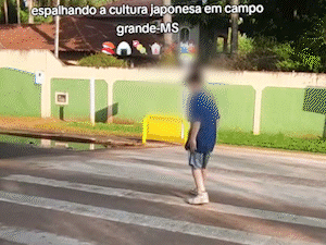Jovens acham que aqui é Japão e arriscam vida com arigatô no trânsito