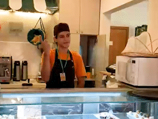 Padaria ensina Libras a funcionários para atender bem clientes surdos