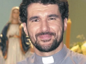 Padre charmoso de novela esperou 23 anos para visitar Campo Grande