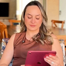 Médica lê cartas de mães que já viveram o silêncio frio das UTIs