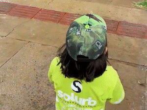 Lorenzo transformou medo em amizade no aniversário com garis 