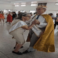 Aos 91 e 89 anos, Ivo e Aurora foram coroados rei e rainha 