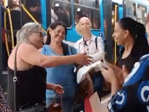 Lucélia trocou presentes no terminal que conheceu amigas há 10 anos