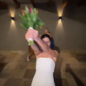 Ana Castela entra em brincadeira e pega buquê da noiva durante festa