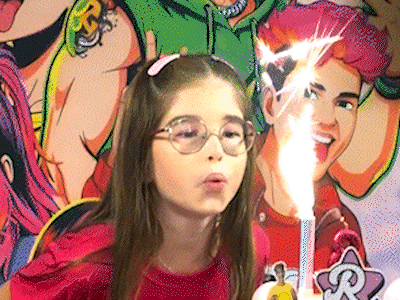 Luiza reúne madrasta, padrasto, mãe e pai em festa e bomba nas redes