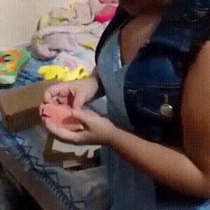 Maria caiu no choro ao ganhar colar com rosto da irmã que faleceu