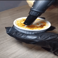 Pelas feiras da cidade, Dan garante volta ao mundo com os doces