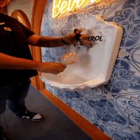 Bar é inspirado na Itália e cliente serve Aperol direto na fonte 