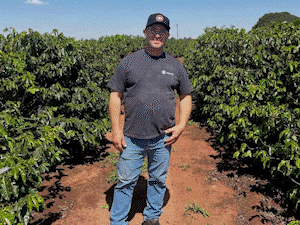 Carlos podia desistir, mas não larga café que a família cultiva há 62 anos