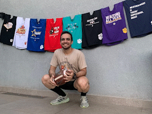 Há quase 10 anos, Gabriel reúne uma galera para assistir ao Super Bowl 