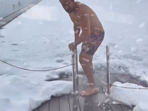 De férias na Áustria, João Bosco encara mergulho em lago de gelo 