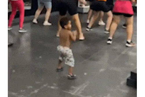 Com apenas 2 anos, Haille deixou adulto no chinelo com dancinha