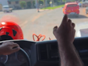 Após 27 anos de serviço, bombeiros se despedem levando Alex em casa