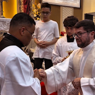Padre não segura o choro e Lava-pés emociona em paróquia da Capital