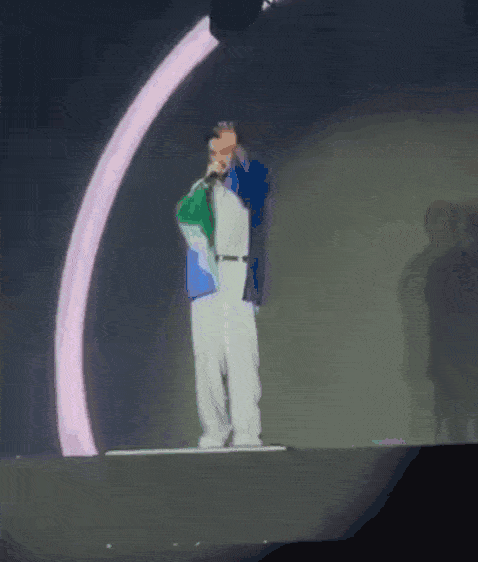 Em casa, Luan Santana abre nova turnê entre fãs fiéis e arena lotada