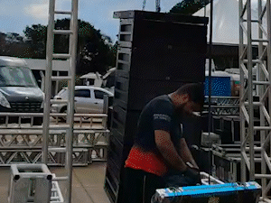 Posto monta estrutura para receber projeto Cê Tá Doido amanhã