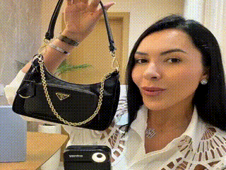 Ana prova que bolsa da Prada é original após deboche de influencer