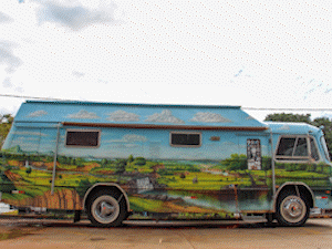Médico transforma ônibus de 1969 em motorhome dinossauro
