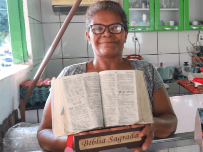No Bar da Luzia, pinga na raiz divide espaço com leitura da Bíblia