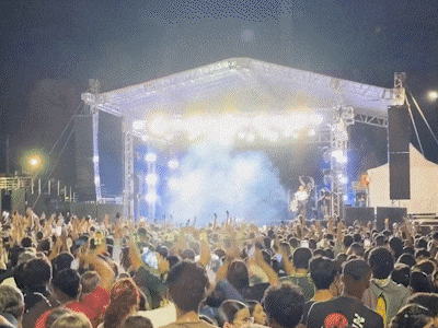 Moçada passa dia entre procissão e show, mostrando que igreja rejuvenesceu