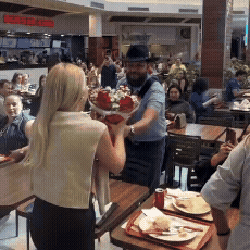Zé parou praça de alimentação de shopping para fazer declaração 