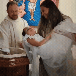 Aos 6 anos, Eloá estreou nova pia batismal da Perpétuo Socorro