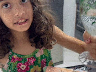 Mini diva ensina a enriquecer com água em taça e palavras 