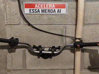 Em banheiro de bar o cocô só desce se você acelerar guidão de moto