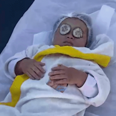 Bebês ganham spa no último dia de aula com pepino nos olhos e massagem