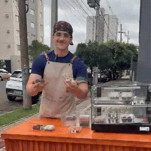 Na porta da academia, Arthur vende brigadeiro para quem busca “shape”
