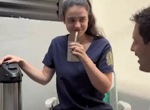Com saudade de MS, Gi ganha ‘Orla Morena’ improvisada pelo namorado