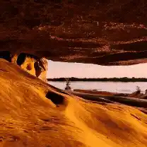 Caverna escondida no Rio Paraguai tem paisagem paradisíaca 