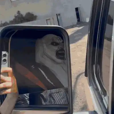 Kombi do terror circula com caveiras e assusta pelas ruas da cidade