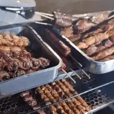 Calçada enche todo dia com nove opções de espeto, de cafta a costela 